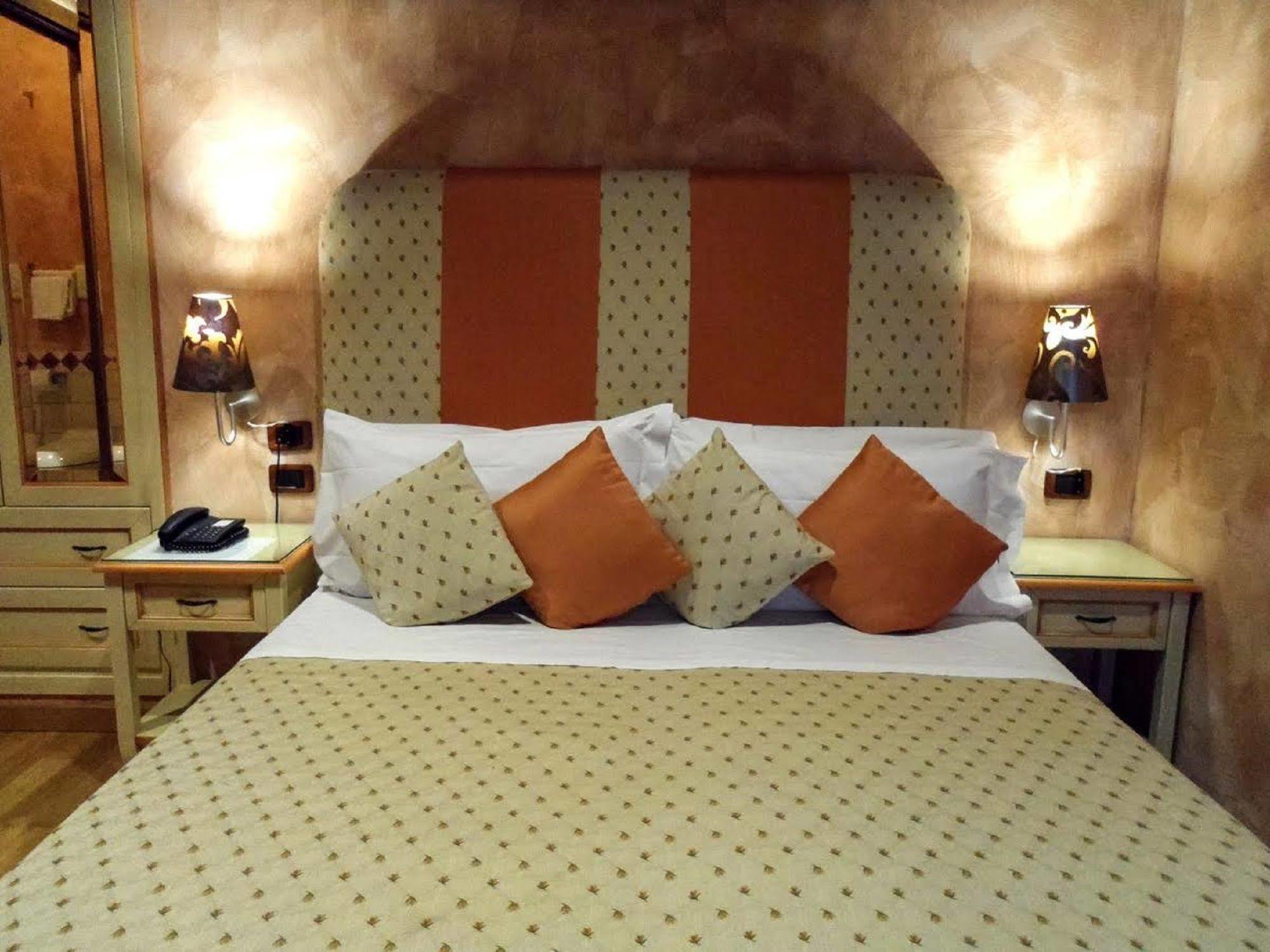 Condotti Rooms Рим Экстерьер фото