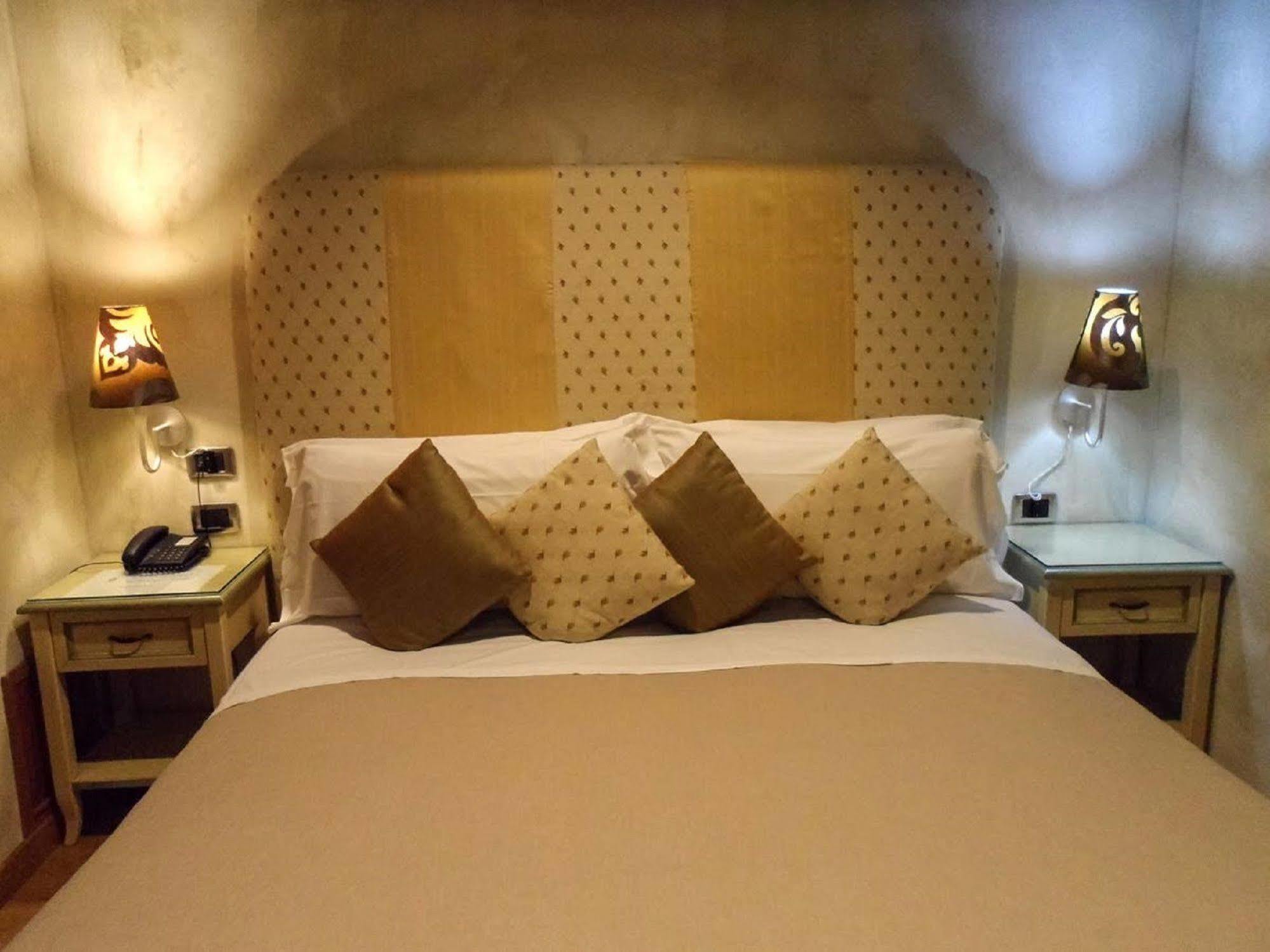 Condotti Rooms Рим Экстерьер фото