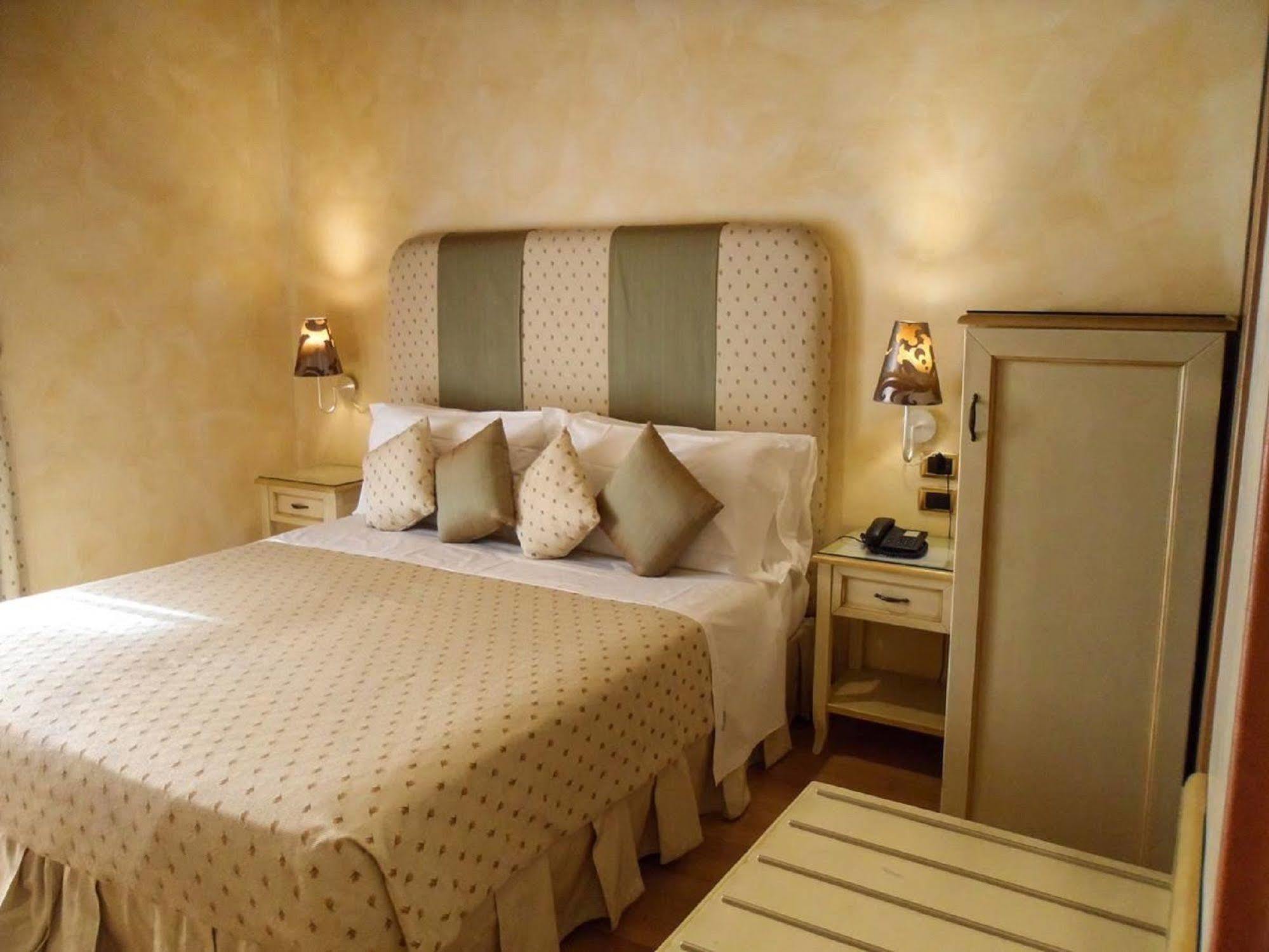 Condotti Rooms Рим Экстерьер фото