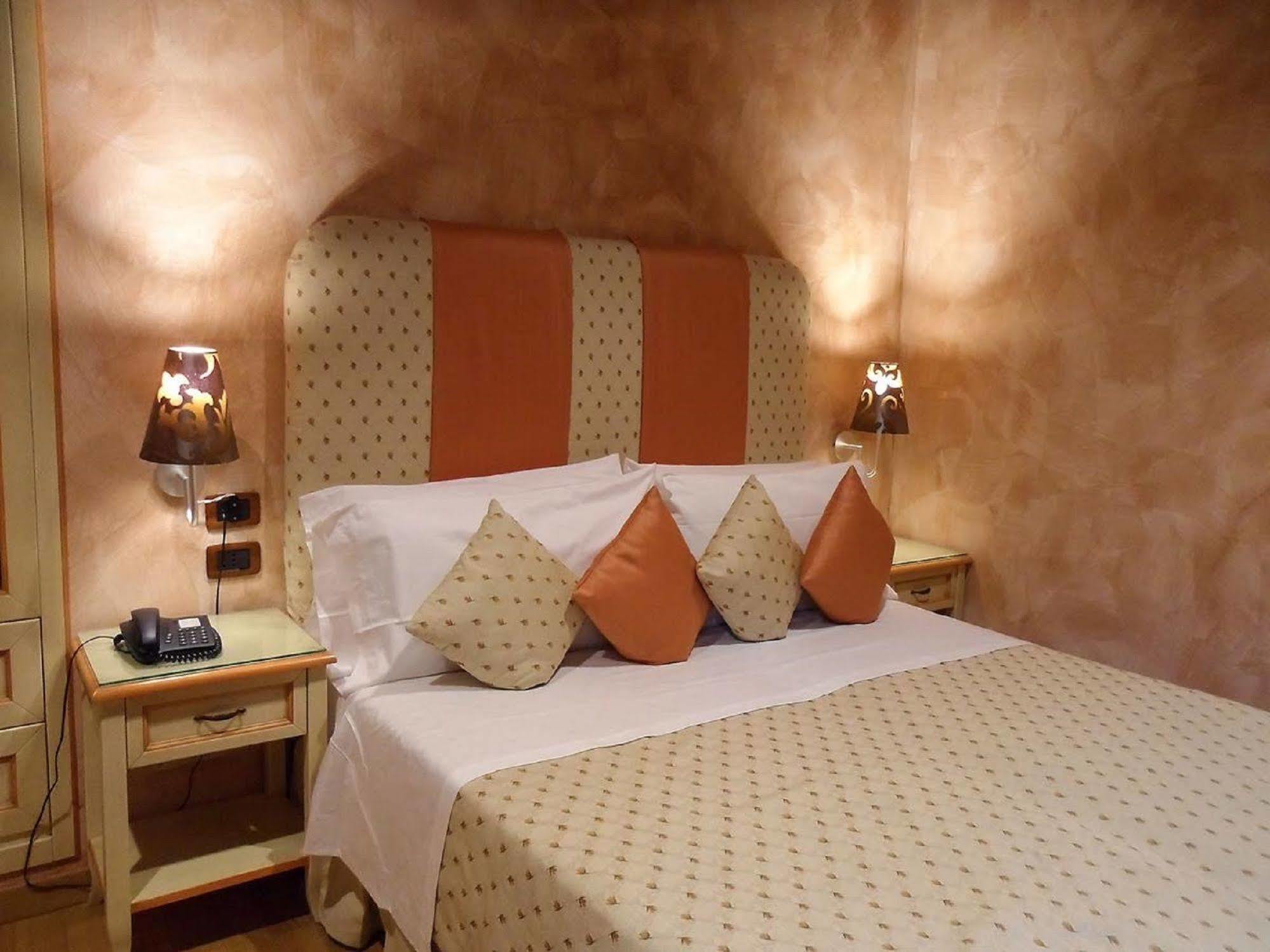 Condotti Rooms Рим Экстерьер фото