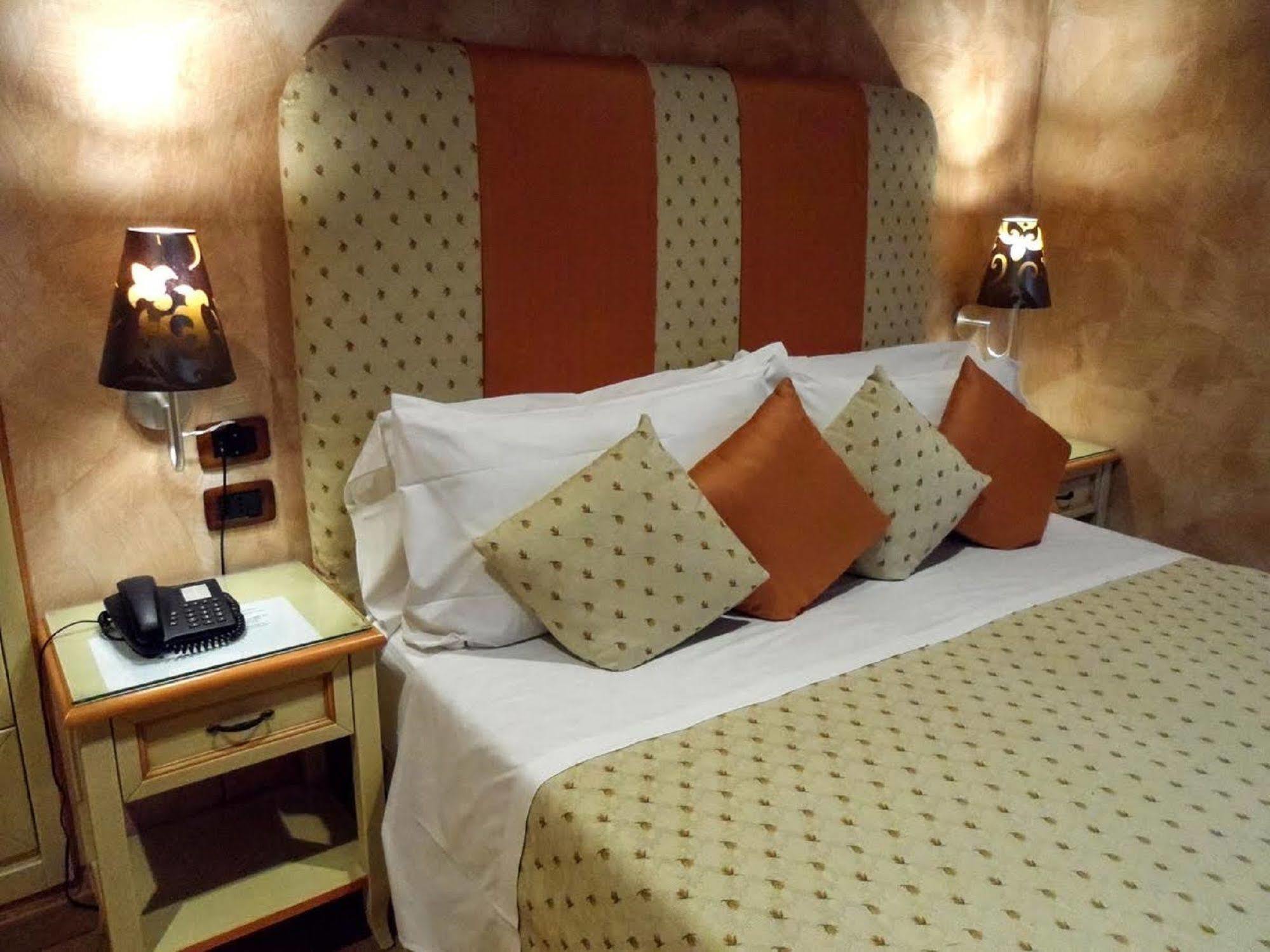 Condotti Rooms Рим Экстерьер фото