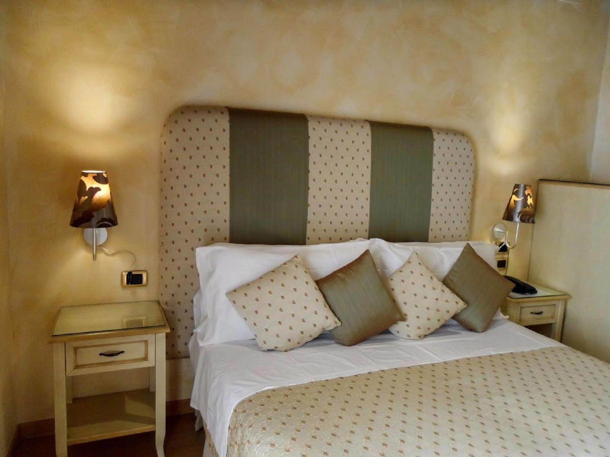 Condotti Rooms Рим Экстерьер фото
