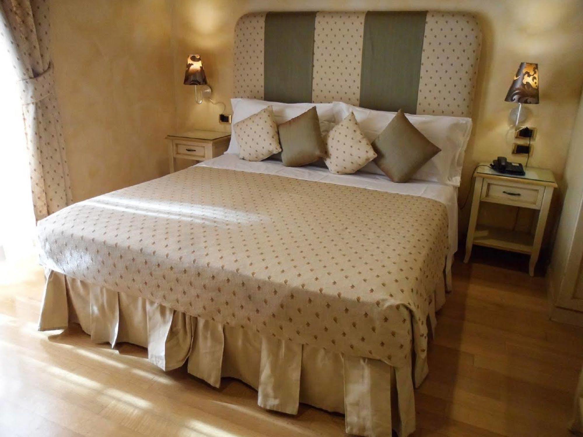 Condotti Rooms Рим Экстерьер фото